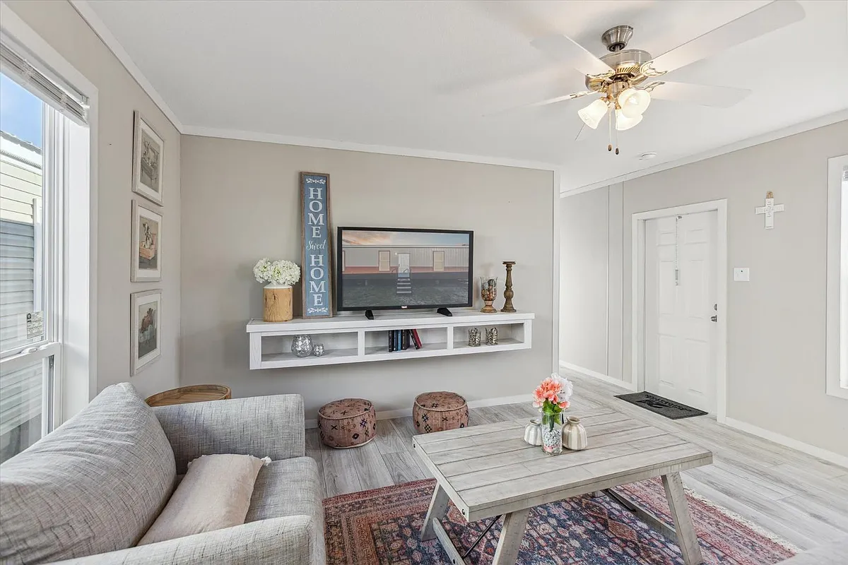 Unit Photo - 801 N Leo Ave