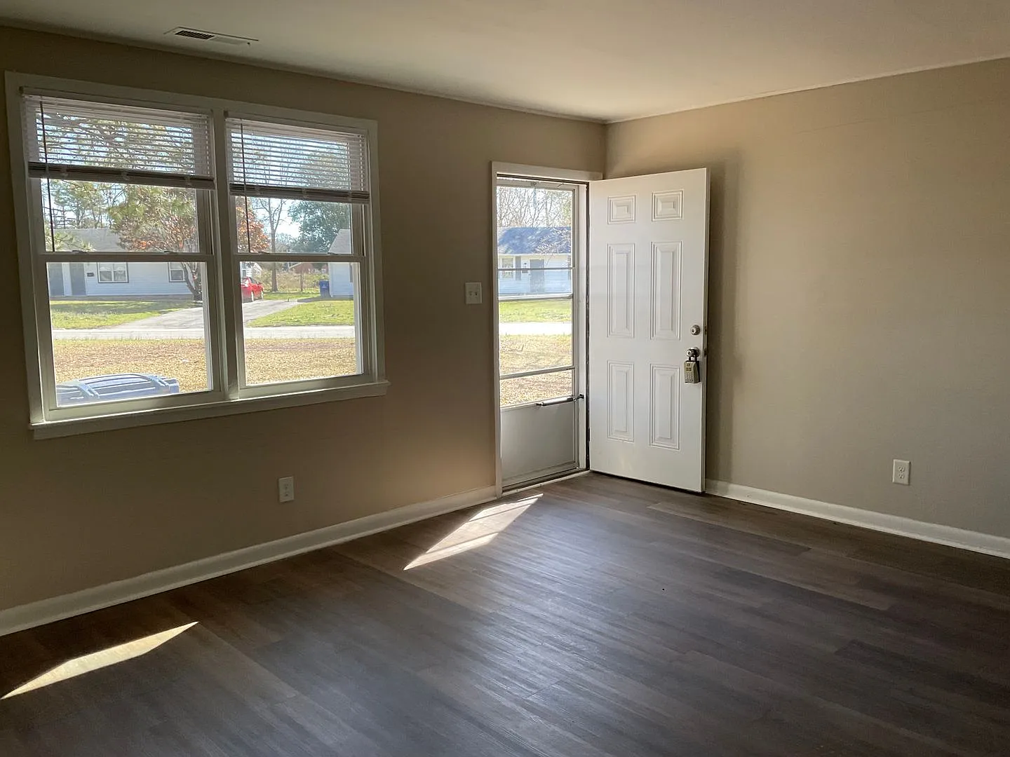 Nice 2 bedroom 1 bath duplex located close to Camp Lejeune. — Photo 2