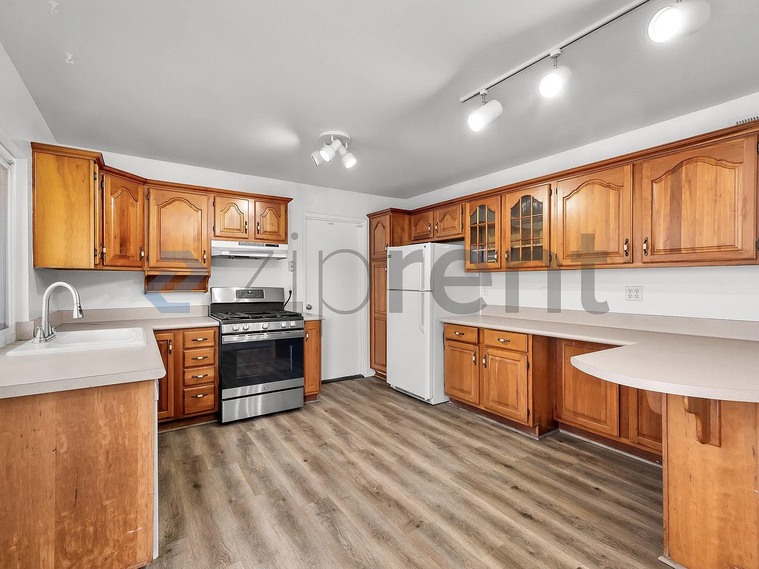 3 bed, 1254 sqft, $4,500 — Photo 2