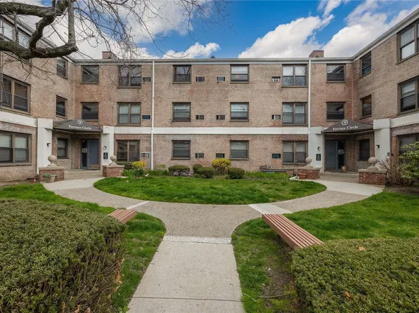 9 Terrace Circle #2G, Great Neck, NY 11021