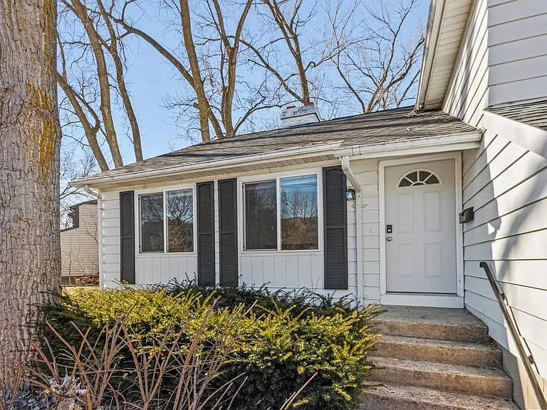 1302 N Gammon Rd — Photo 1