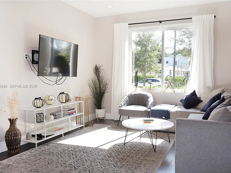 513 SW 18th Ct — Photo 4
