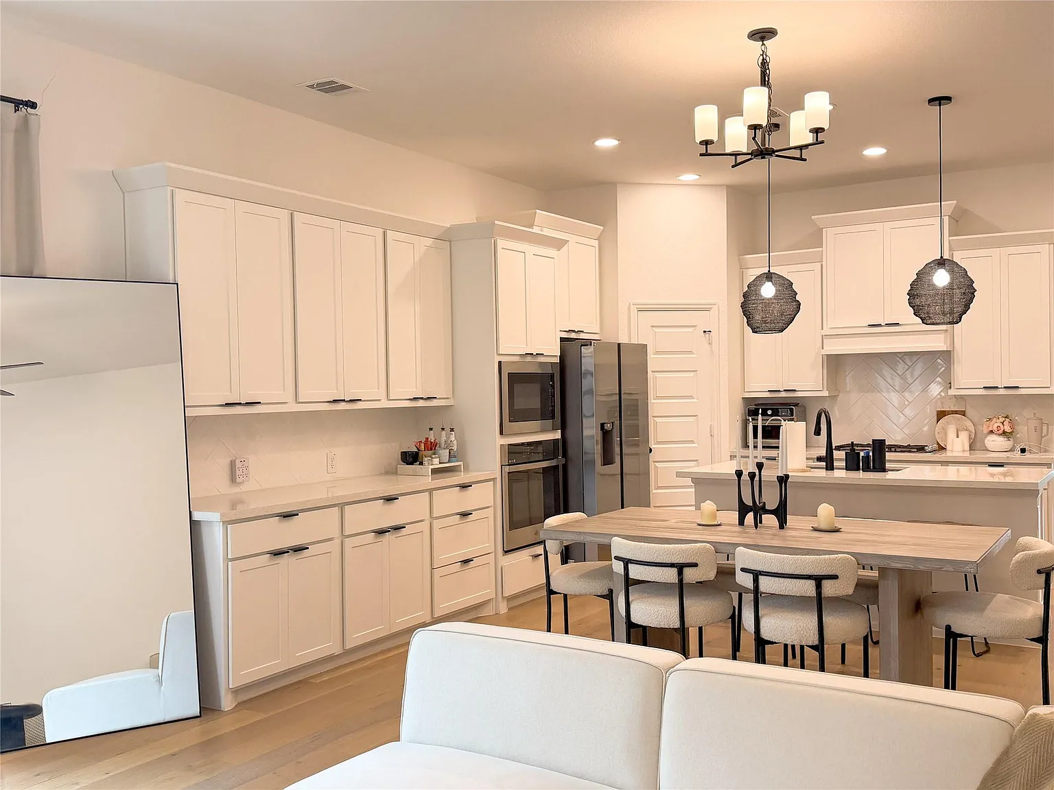 4 bed, 3.0 bath, 1736 sqft, $3,000 — Photo 2