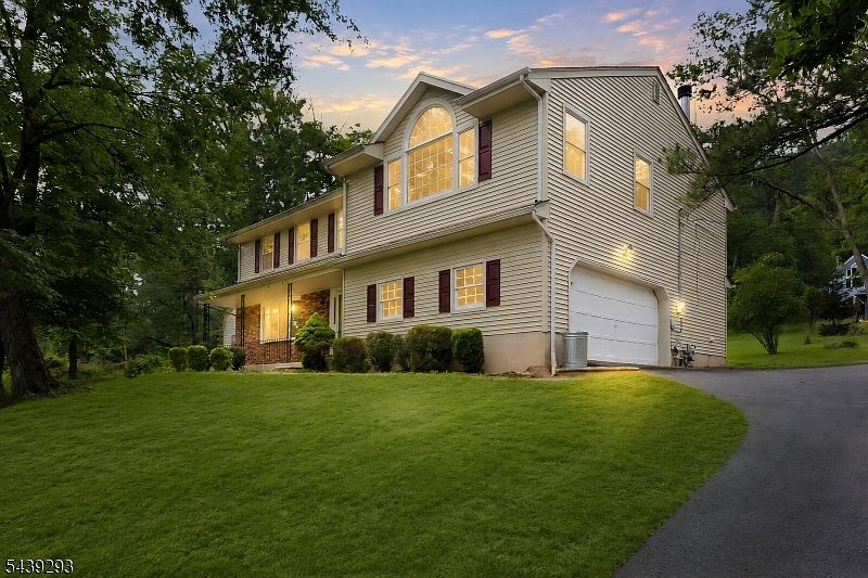 1st image of 15 Linda Ln