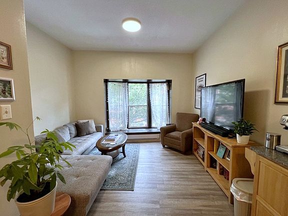 3rd image of 207 James St N #201