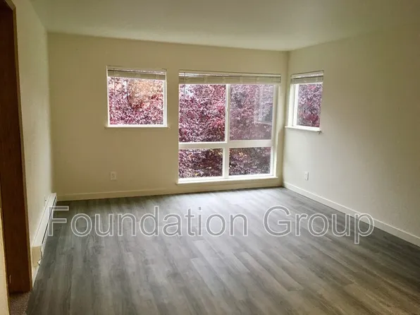 916 N 104th St APT B301, Seattle, WA 98133