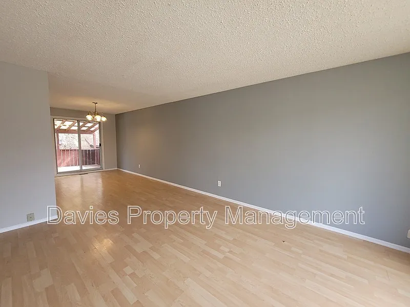 3 bed, 1.5 bath, 1100 sqft, $1,300 — Photo 4