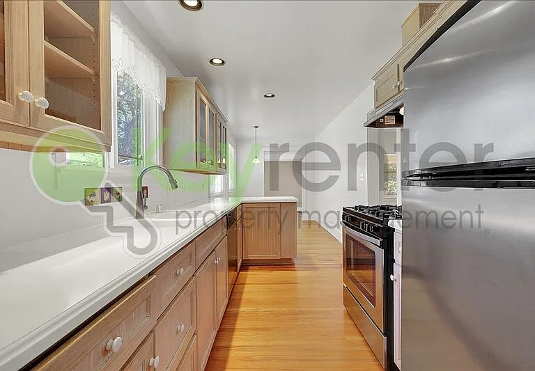 2933 27th St — Photo 12