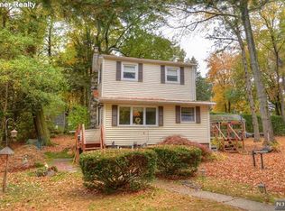 7 Blackfoot Rd, Hewitt, NJ 07421
