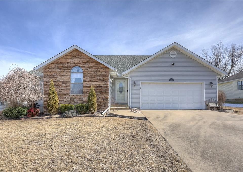 1st image of 207 Suzanne Ln
