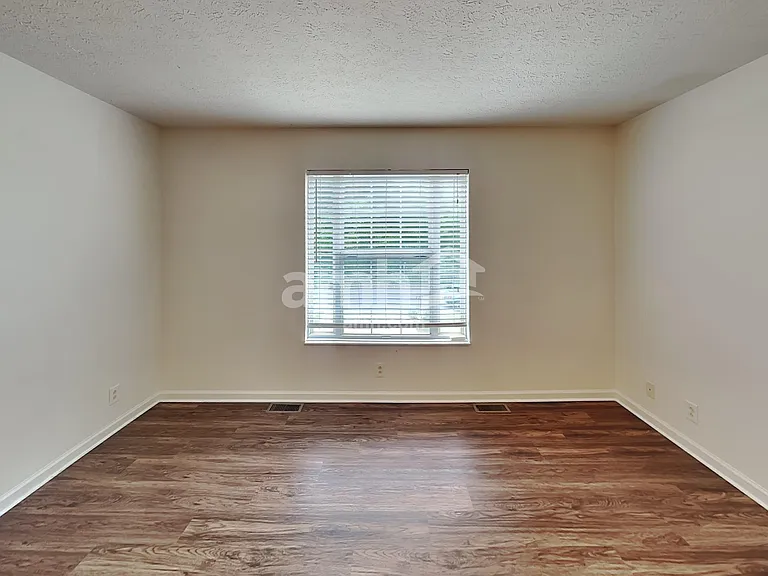 300 Ella St — Photo 10
