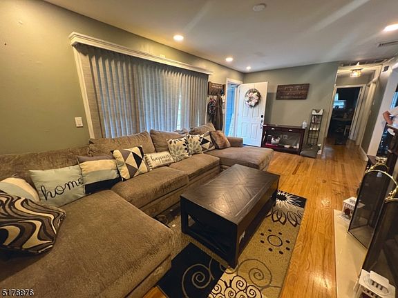 4th image of 104 Sunnyview Ave E