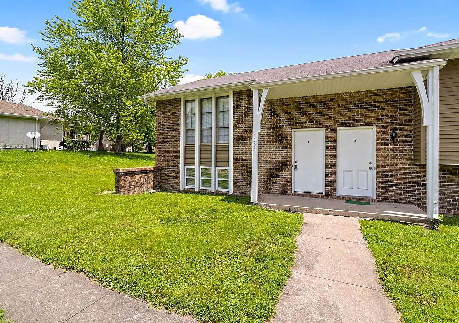 1304 Essex Ct — Photo 1