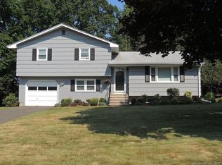 15 Magnolia Rd, Trumbull, CT 06611