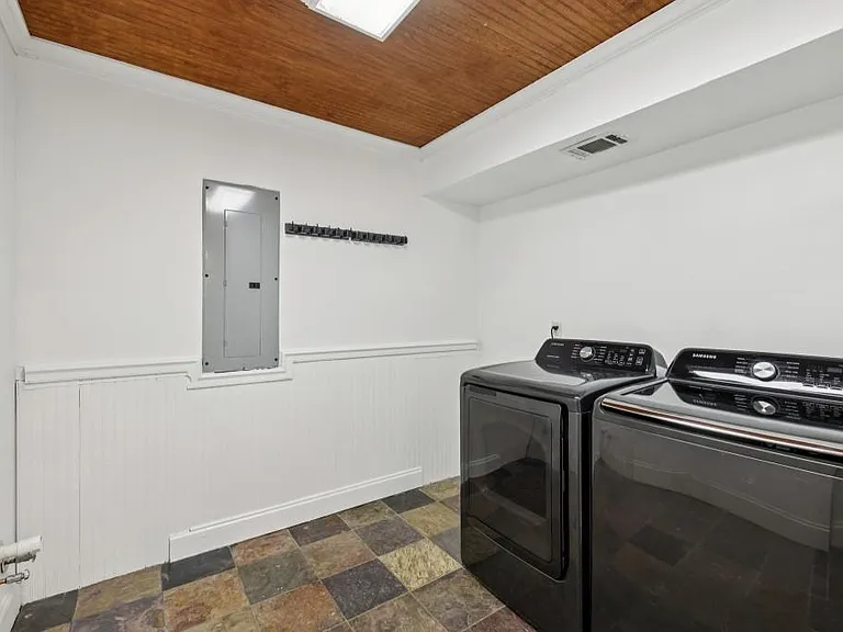 1905 Gainsborough Dr — Photo 34