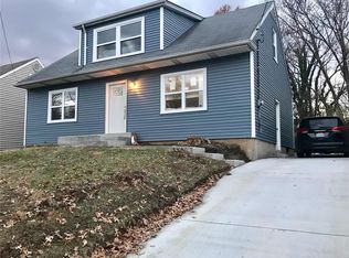 907 N Geyer Rd, Saint Louis, MO 63122