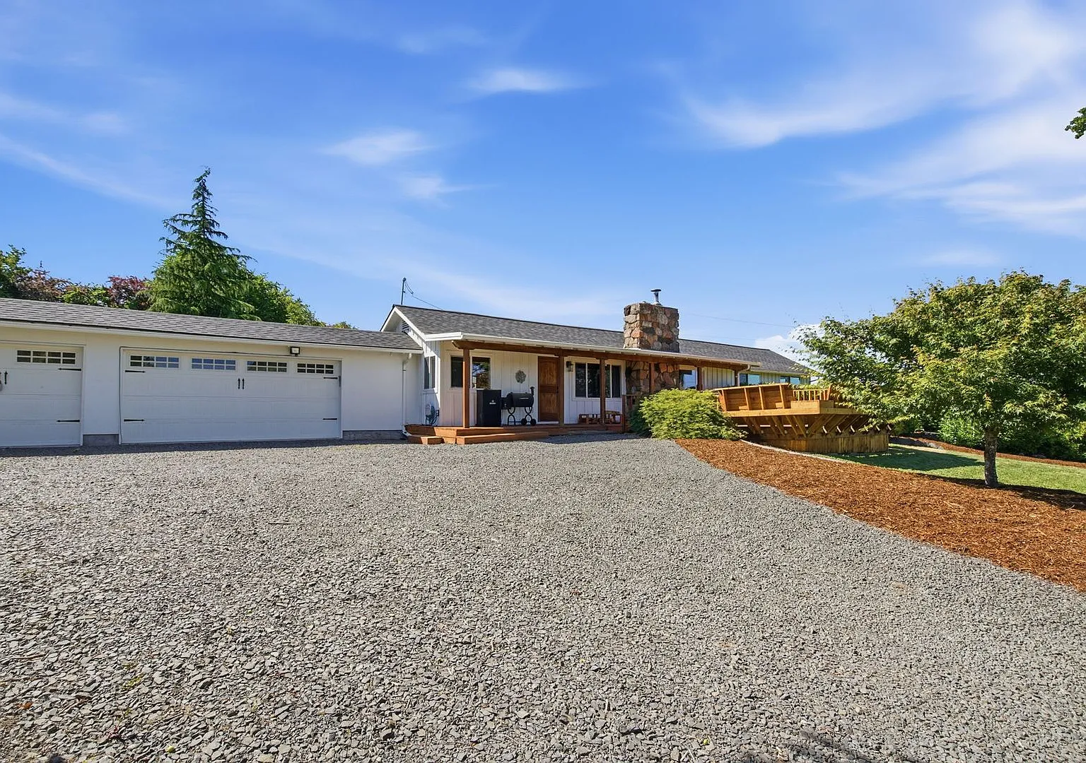 Stunning Ranch Style Home On Acreage! — Photo 2