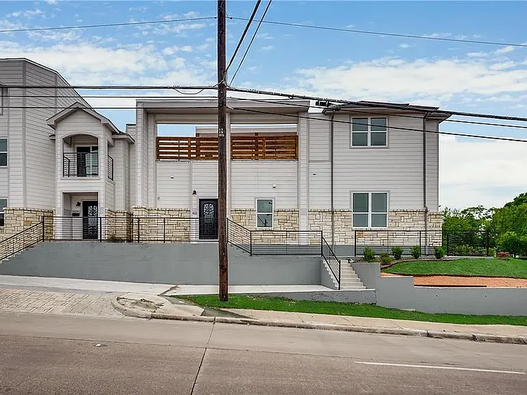 422 N Marlborough Ave — Photo 3