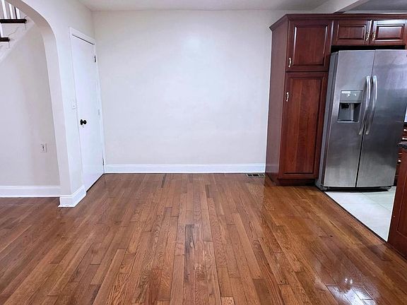5th image of 1554 E Lycoming St