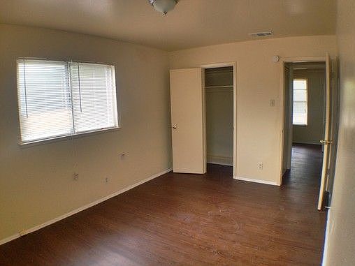 4th image of 5150 Village Grn