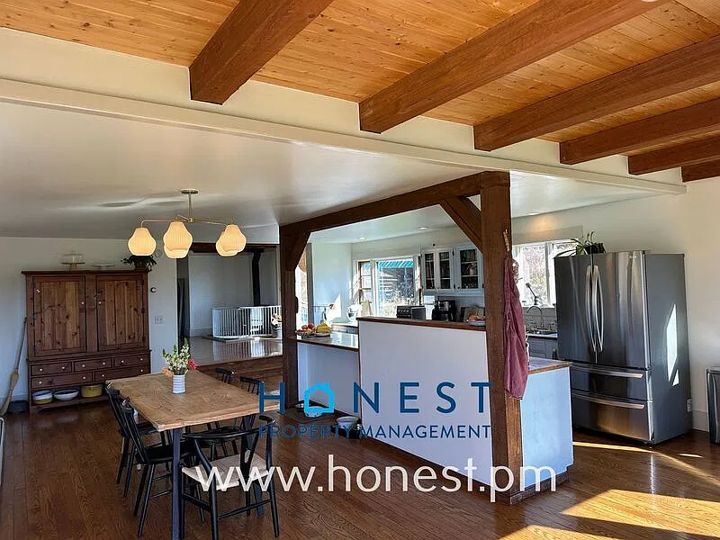 4 bed, 2.0 bath, 2131 sqft, $2,600 — Photo 2
