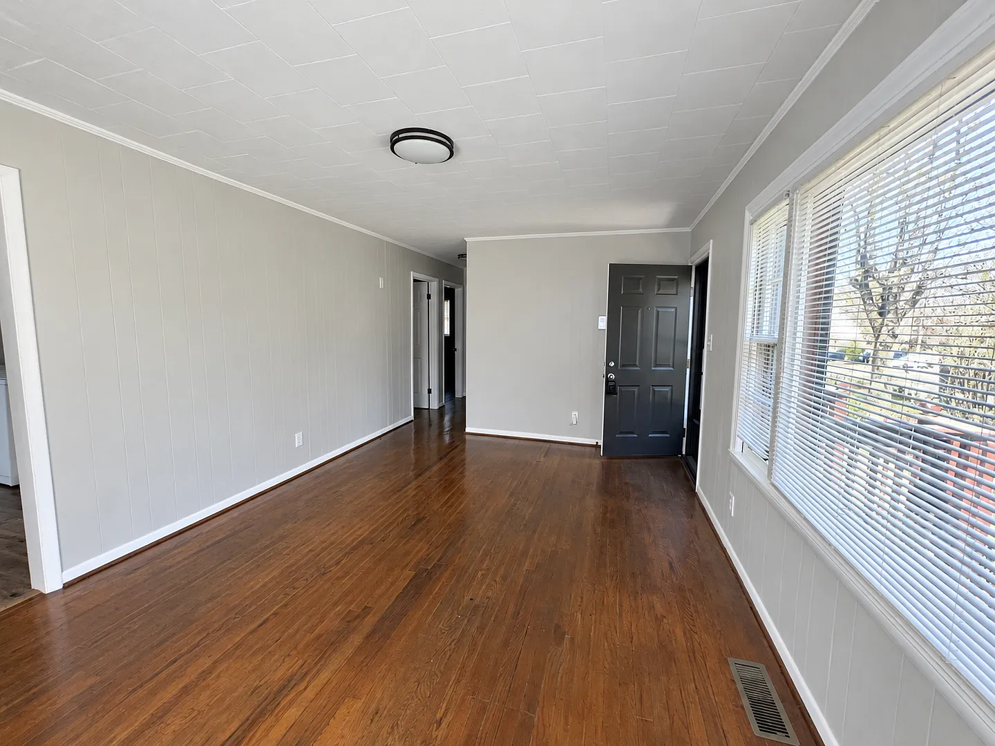 Three bedroom, one bath house in Hillsborough — Photo 2