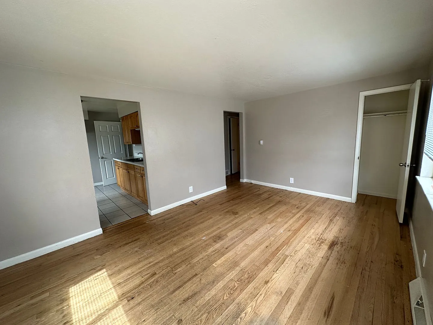 150 S. Hooker St | Spacious 4 Bed / 2 Bath Duplex with Private Yard & In-Unit Laundry! — Photo 3