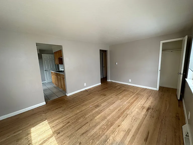 150 S Hooker St — Photo 3