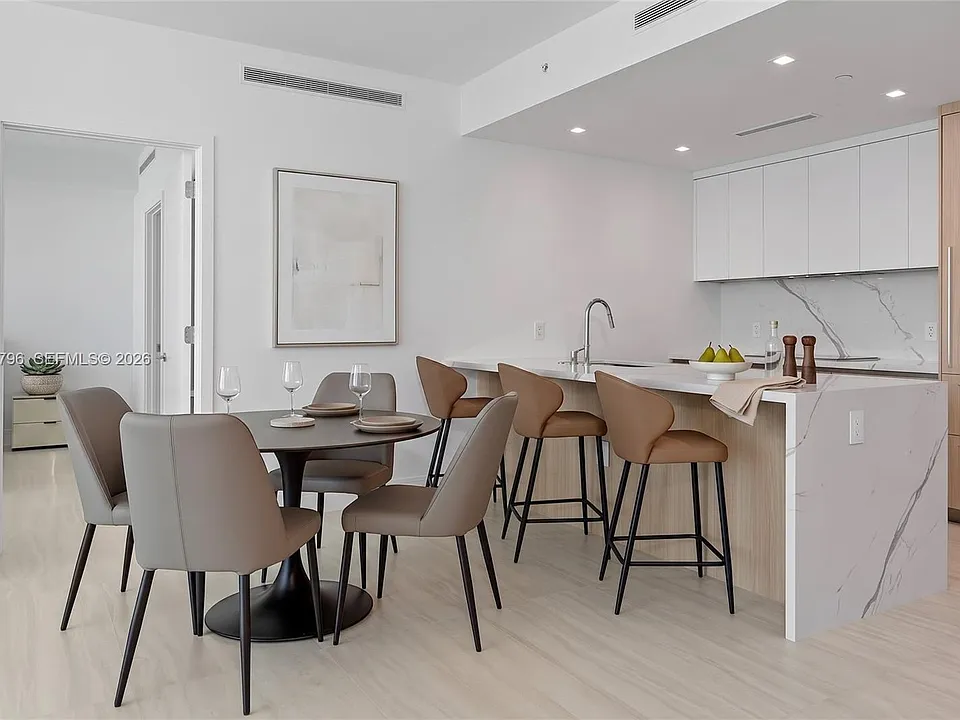 2411 Laguna Cir #2802