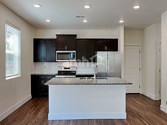 3rd image of 32974 Lookout Ln