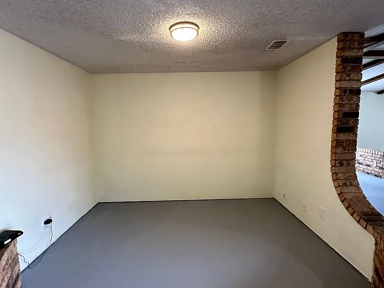 1021 W Yucca Ave — Photo 4