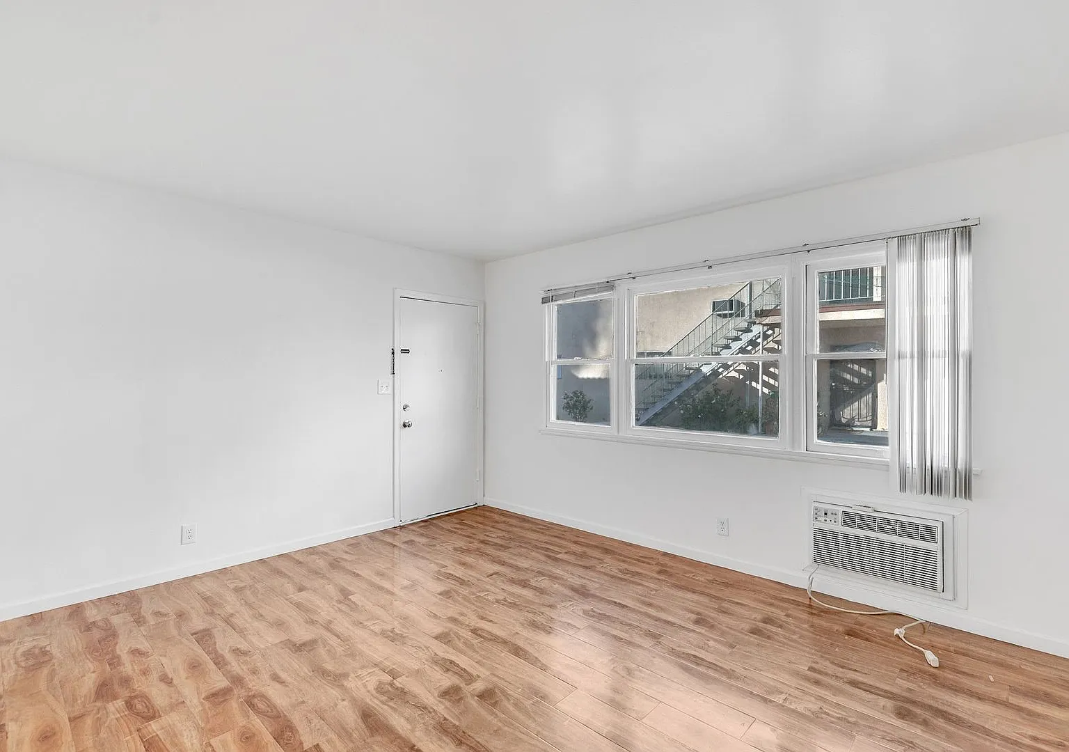6537-6543 Woodley — Photo 1