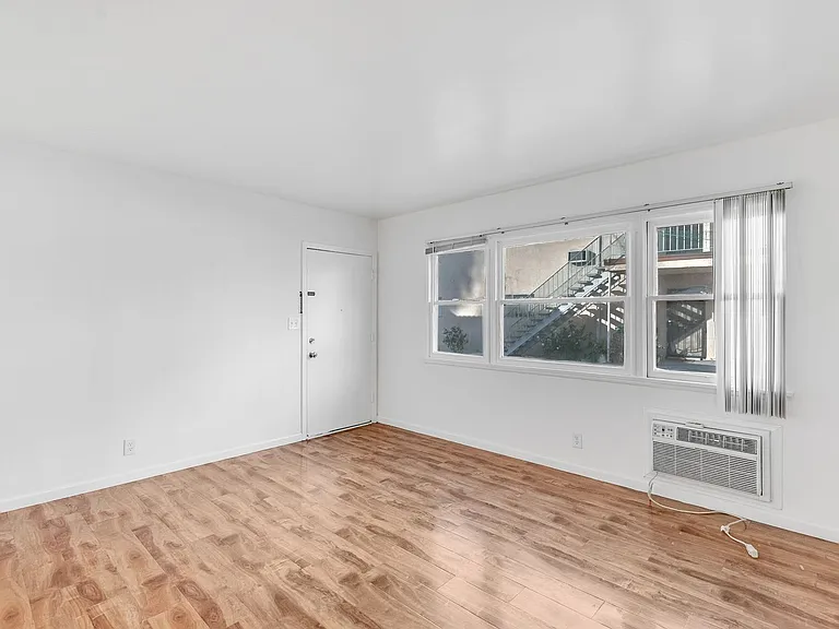 6537-6543 Woodley — Photo 1