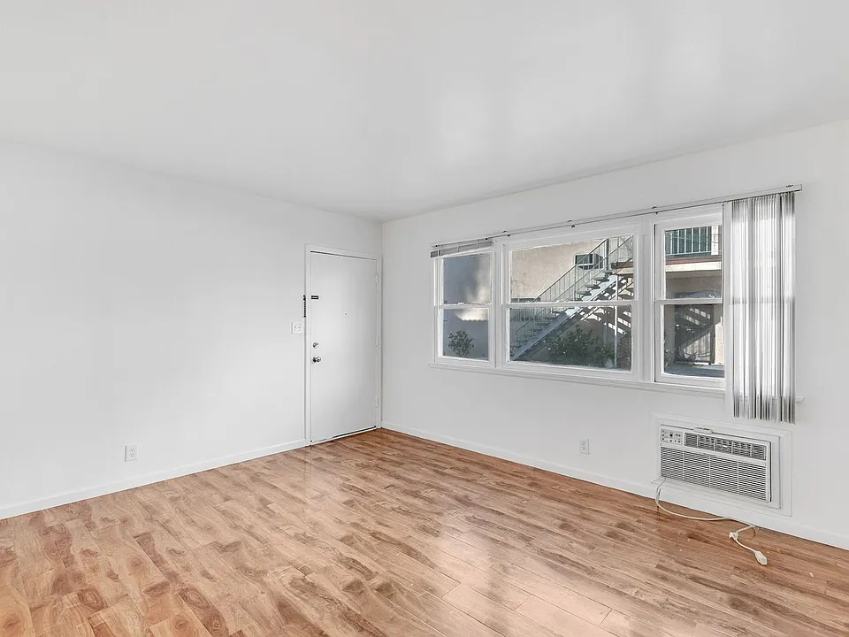 6537-6543 Woodley