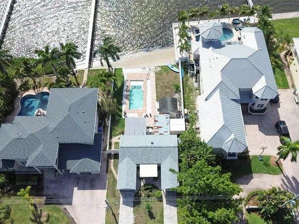 950 Weedon Dr NE, Saint Petersburg, FL 33702