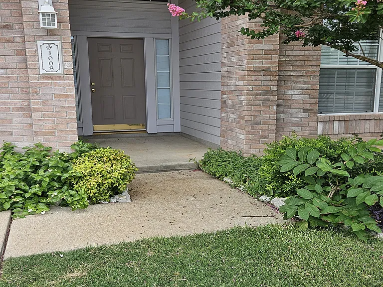 1008 Laurel Glen Blvd — Photo 2
