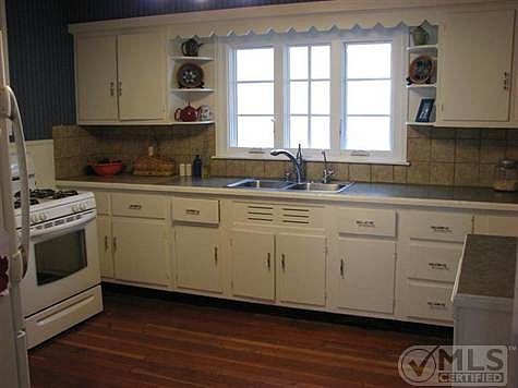 3rd image of 56 E 21st St