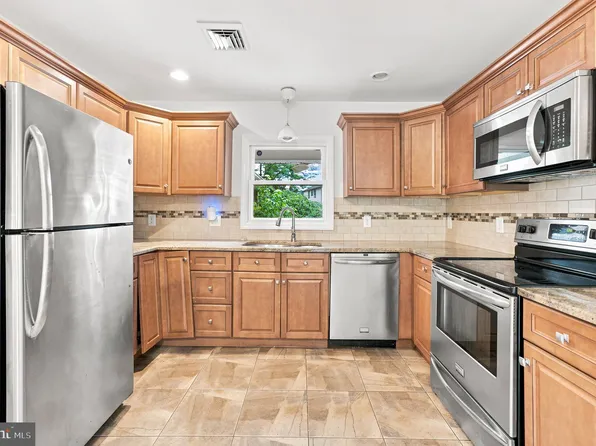 2 Barnwell Ln, Willingboro, NJ 08046