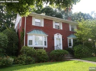 860 Perry Ln, Teaneck, NJ 07666