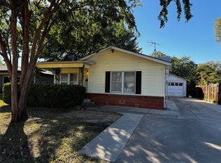 829 Yale St, River Oaks, TX 76114