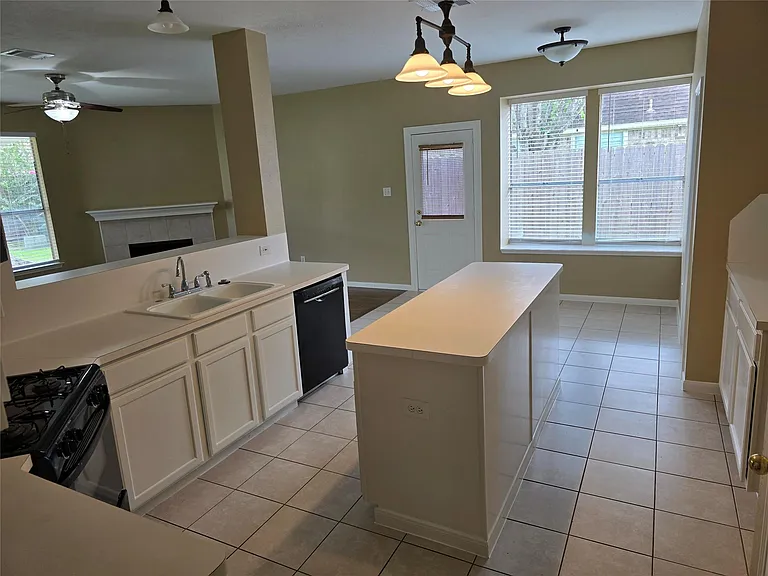 1820 Branch Hill Dr — Photo 8