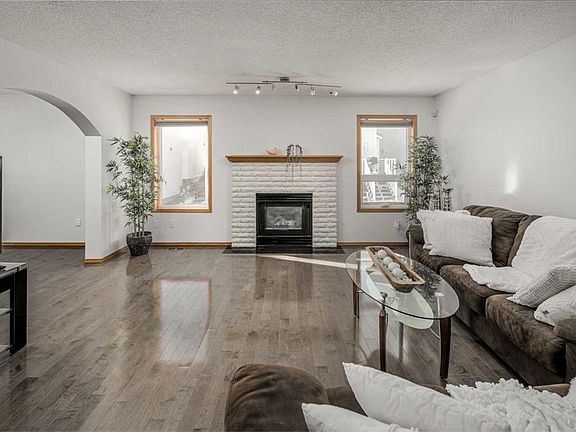 3rd image of 28 Hamptons Rise NW