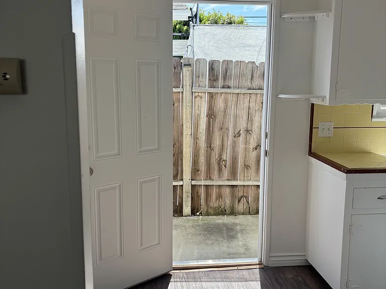 620 Temple Ave #B — Photo 5