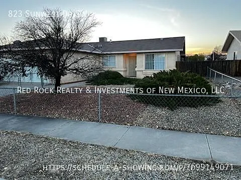 Charming 4 Bed, 2 bath home — Photo 1