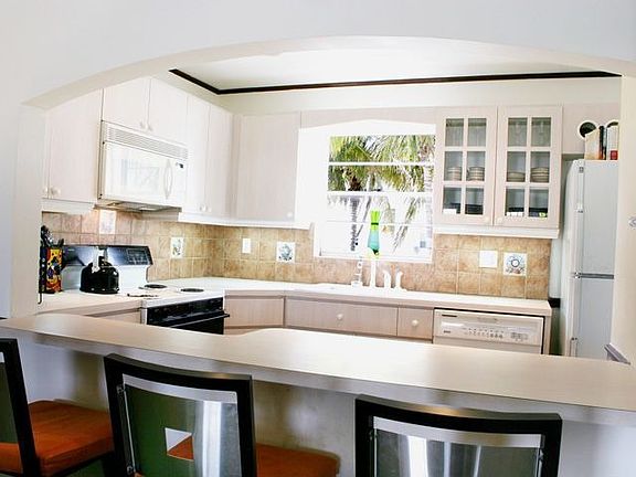 Bright Kitchen w/ Bar