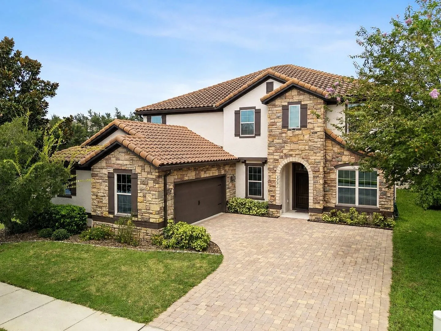 This spacious and charming 7-bedroom, 4.5-bathroom single-family home is located at 8701 Iron Mou... — Photo 4