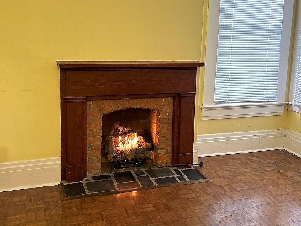 FIREPLACE WITH GAS LOGS