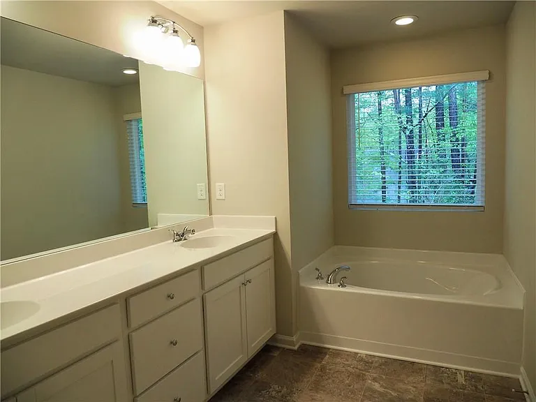 30 Laurel Rd E — Photo 8