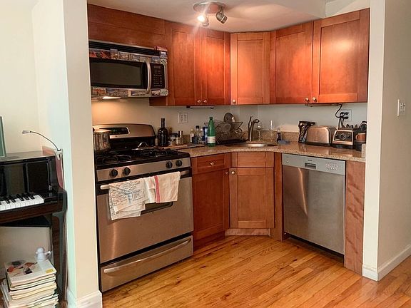 4th image of 214 W 20th St