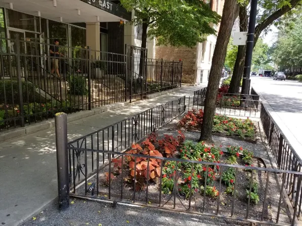 30 E Division St, Chicago, IL